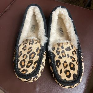Uggs slippers used a hand full of times in great condition